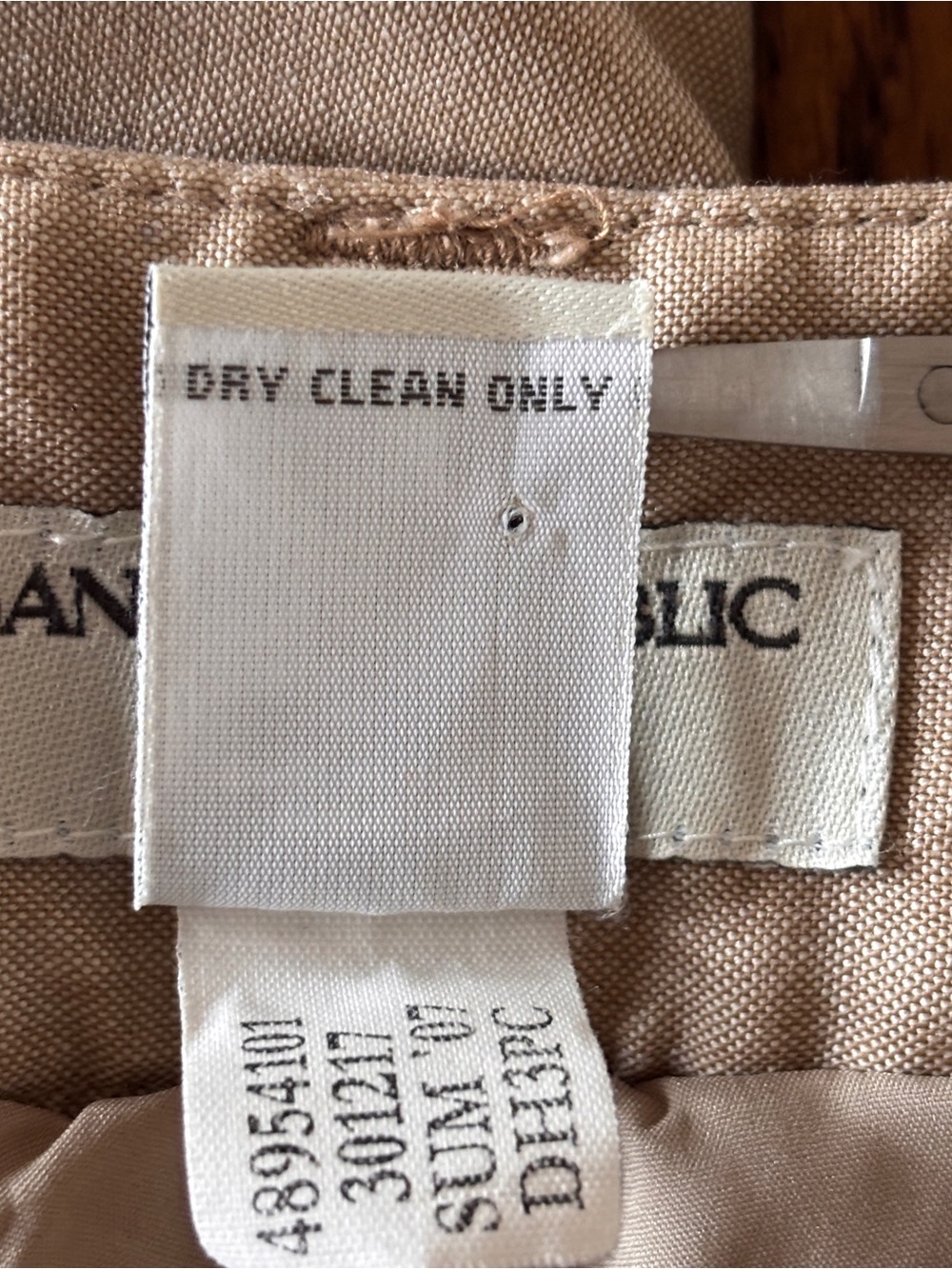 Banana Republic Khaki Straight-Leg Chinos ~ 98% wool, lined. Size 2 - Picture 4 of 5